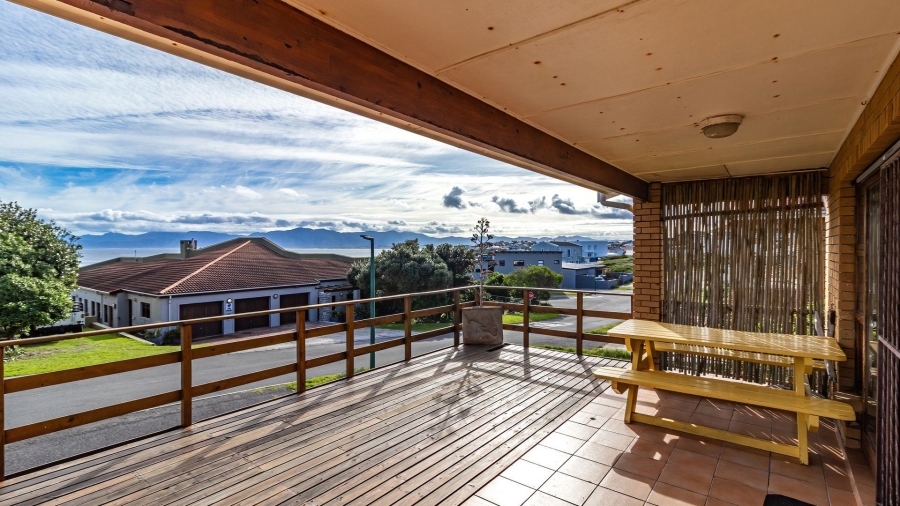 4 Bedroom Property for Sale in Perlemoenbaai Western Cape